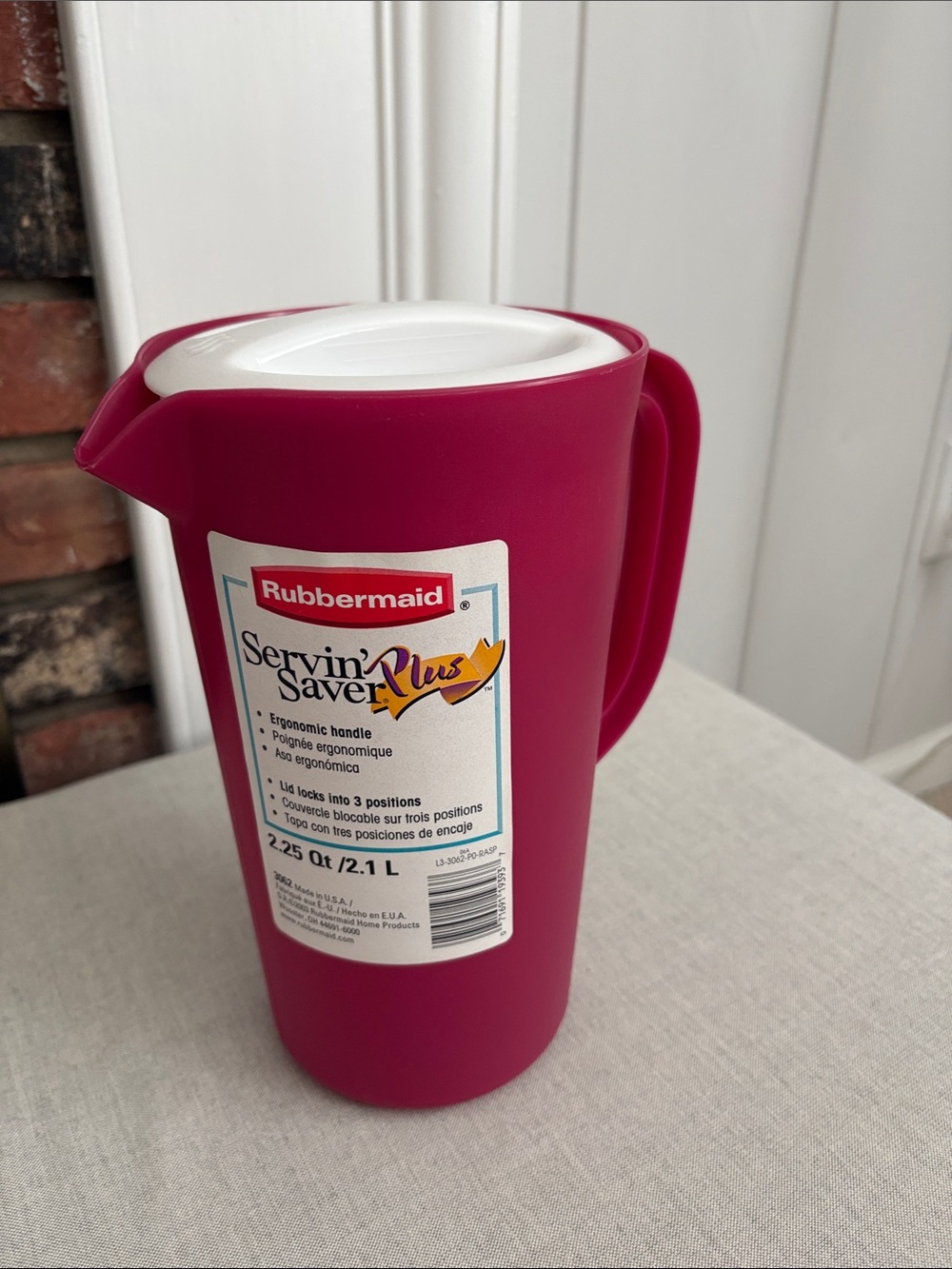 NEW NWT Rubbermaid Servin' Saver Plus 2.25 Quart/ 2.1 L Locking Lid Pitcher 2003